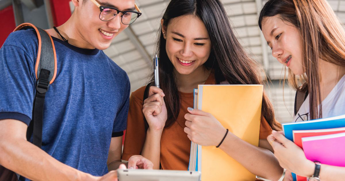 Khám phá bản thân là quá trình nhận dạng bản thân của mỗi người, tức là nhận thức được bản thân là ai, giá trị, sở thích, niềm đam mê, điểm mạnh, điểm yếu,...