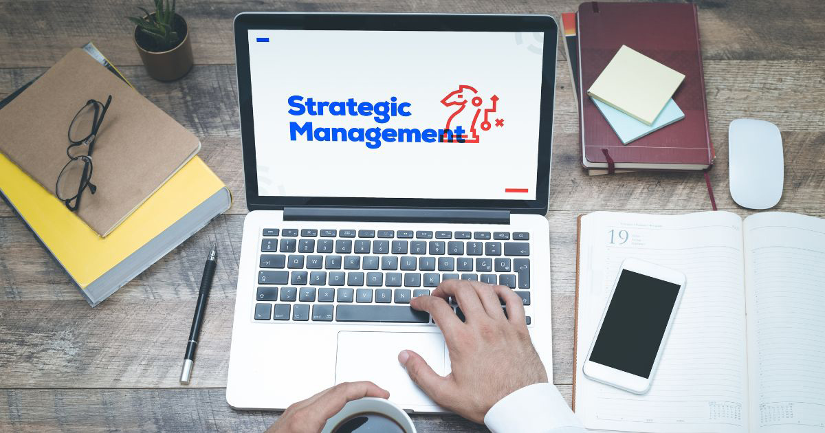Quản trị chiến lược là quá trình lên kế hoạch, triển khai, đánh giá và quản lý các hoạt động nhằm đạt được mục tiêu chiến lược của doanh nghiệp