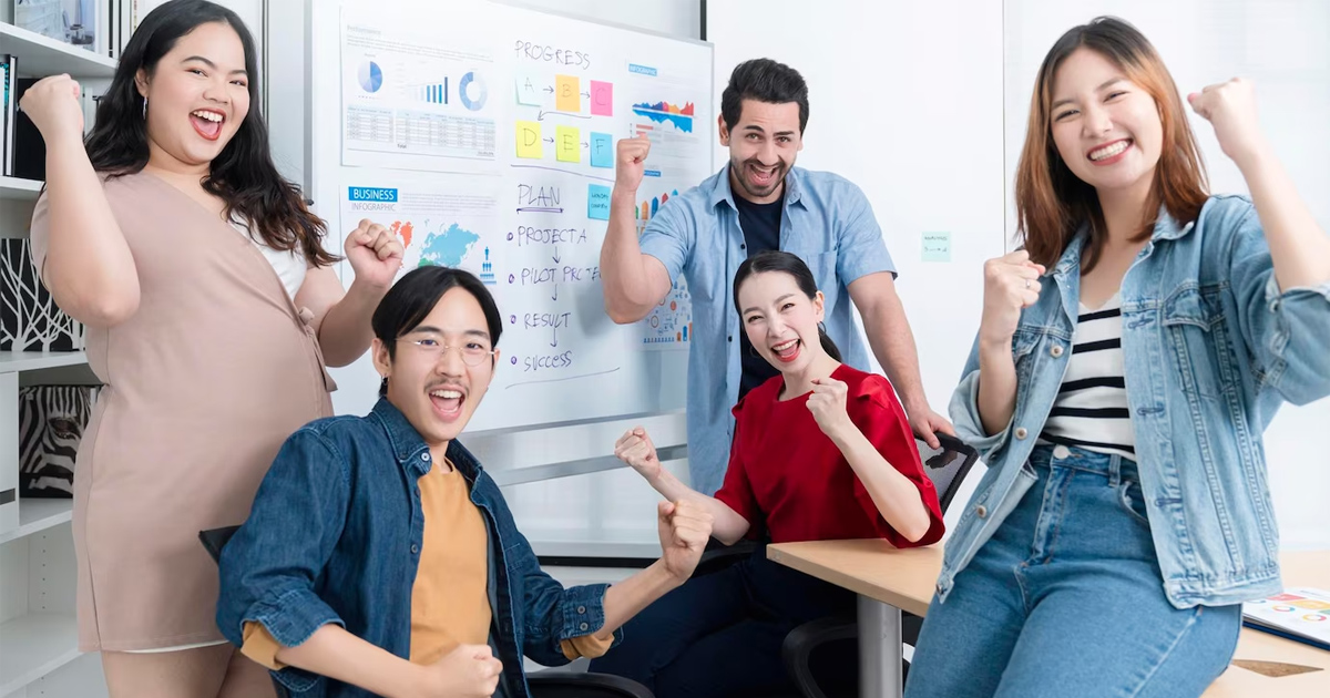 Teamwork là làm việc nhóm, tức là làm việc có từ 2 người trở lên để hoàn thành các nhiệm vụ và đạt được mục tiêu chung