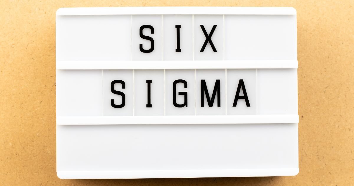Six Sigma là tiêu chuẩn đo lường, quản lý hiệu suất, chất lượng trong một quy trình sản xuất, bằng cách tìm ra nguyên nhân của lỗi và xử lý chung ở giai đoạn đầu, tăng độ chính xác của quy trình