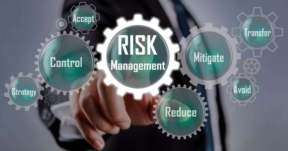 Quản trị rủi ro là việc xác định, phân tích, ngăn chặn các rủi ro không mong muốn nhằm giảm thiểu tác động tiêu cực của chúng và tăng khả năng tận dụng cơ hội. Nói cách khác, quản trị rủi ro là một hệ thống xử lý rủi ro trước khi chúng trở thành tác hại trực tiếp ảnh hưởng đến doanh nghiệp.