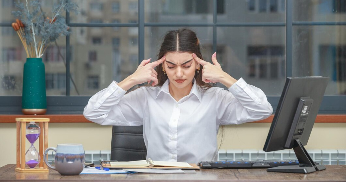 Stress trong công việc là một trạng thái tinh thần tiêu cực xuất hiện khi mỗi người cảm thấy quá tải, áp lực hoặc không thể kiểm soát được công việc của mình.